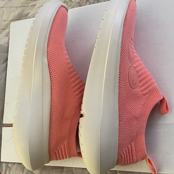 OOFOS Coral Slip-On Sneakers - Picture 9 of 14